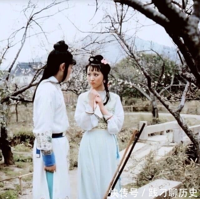 《红楼梦》林黛玉和薛宝钗,谁的容貌更胜一筹曹公暗示的很明白