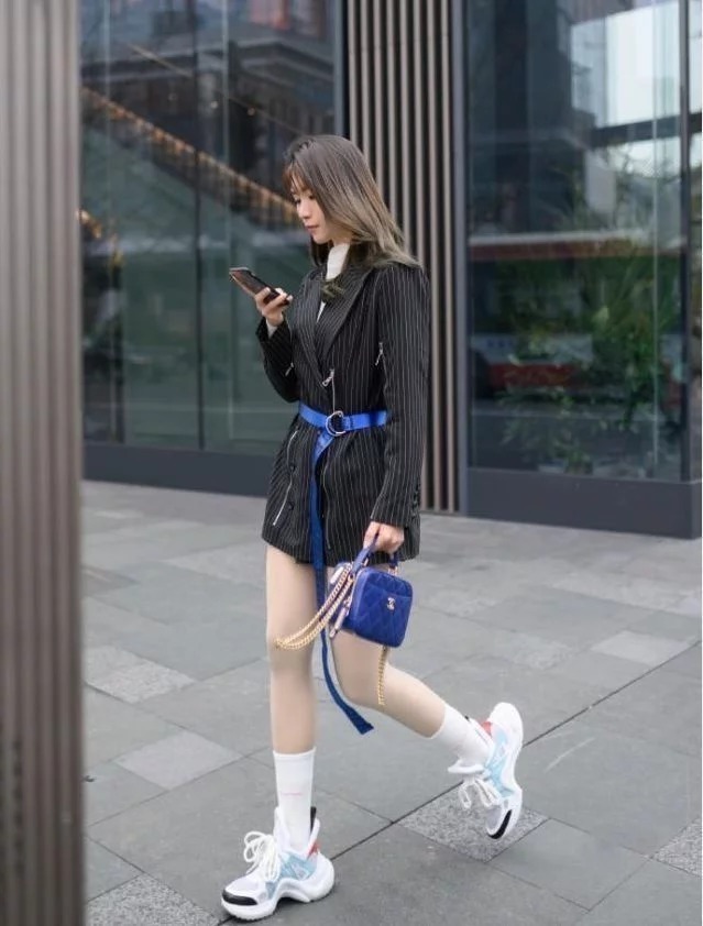 街拍:戴墨镜的小姐姐,身穿一字肩配超短裤,大长腿十分养眼