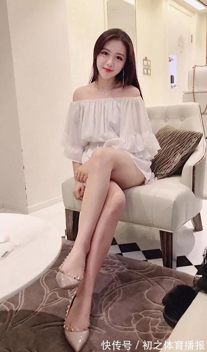 萧洒 美女脚上踩着一双深紫色的尖头高跟鞋,穿出一种成熟的气息