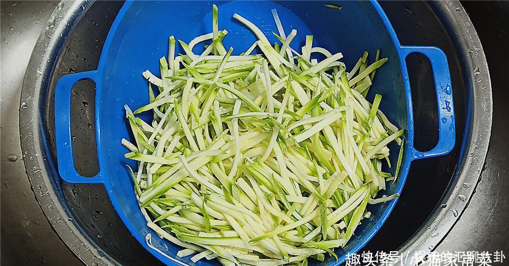 凉拌菜|拌西葫芦,不用焯水,简单一拌,清脆爽口,吃一次就停不下来