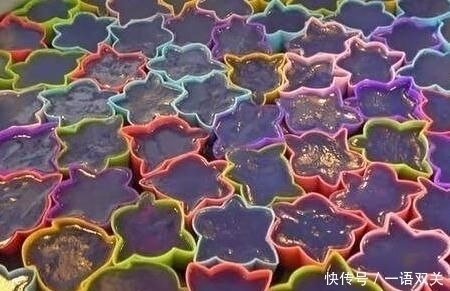 大姐摆摊卖“特别”小吃,1元2个,一天只做2大锅,来晚了吃不上