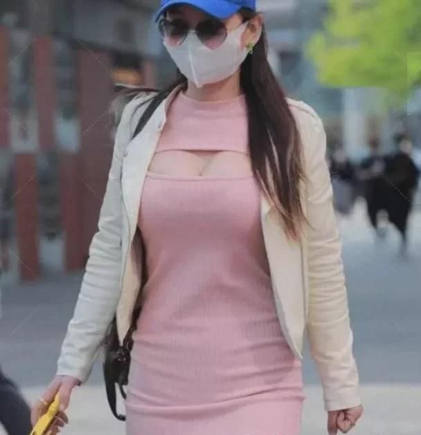 小姐姐|粉红色的包臀裙,让看起来肉肉的她,展现不一样的青春活力