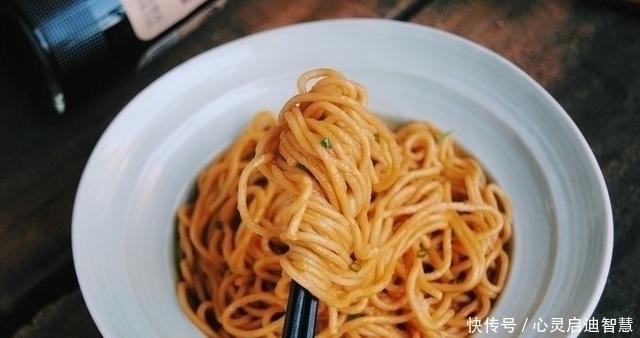 早餐|教你面条的新吃法,比煮着吃好吃一百倍,做法简单,5分钟早餐!