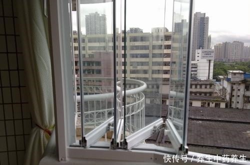 阳台上|封阳台不要傻傻用铝合金窗了,聪明人更爱装这种代替,后悔才发现!