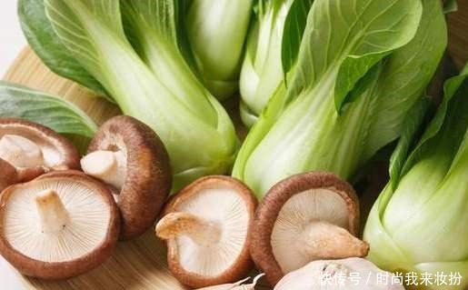 炒香菇时,有人焯水,有人直接炒,分享正确方法,香菇鲜香又入味