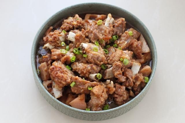 排骨和莲藕别拿来炖了，蒸着吃嫩滑鲜美保留大部分营养，一盘不够