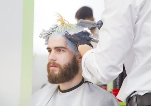 白发|频繁“染发”伤害身体吗?结果可能跟你想的不一样,但肯定伤头发