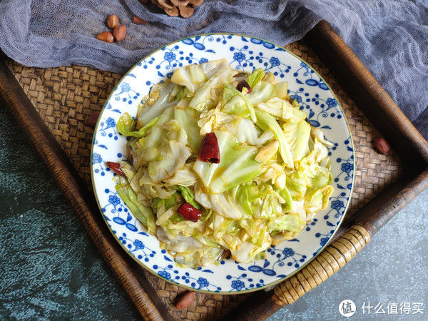 大厨教你一招炒包菜，脆爽入味特好吃