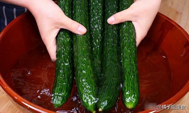 饭店里“凉拌黄瓜”为啥那么好吃大厨多加这一步，比肉还香