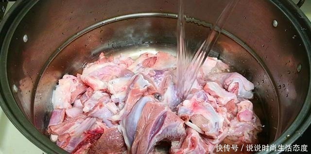 焯水|炖羊肉时，记住“一不要二不放”，羊肉不腥不膻也不柴，羊汤鲜美