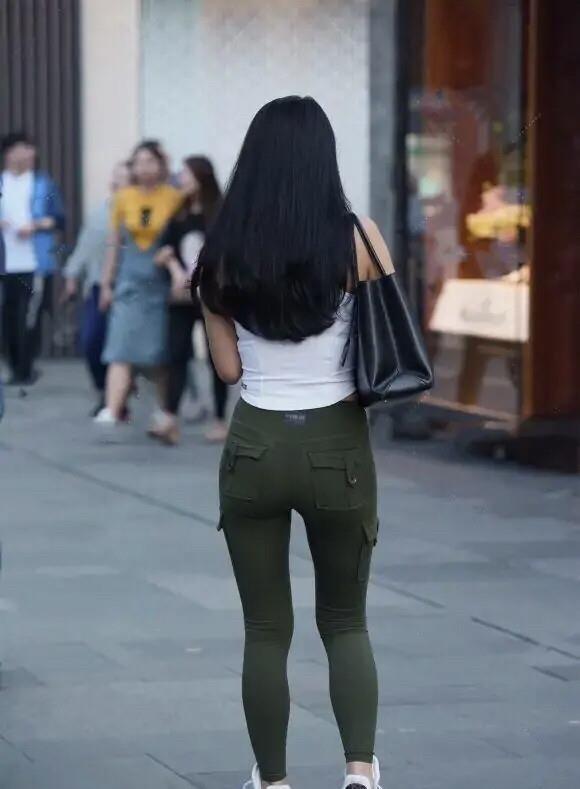紧身款|“O型腿”别看走眼了，穿搭讲究松紧有度，不可避免会“翻车”