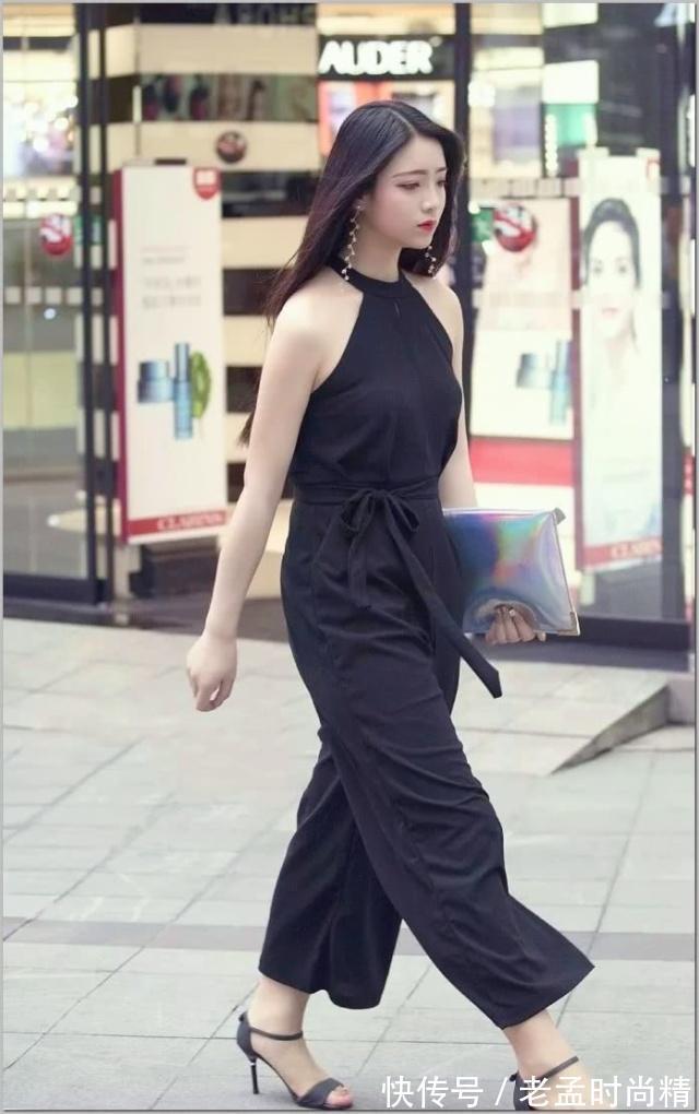 蕾丝连衣裙 街拍:美女边走边看手机的,蕾丝连衣裙简洁雅致,穿出青春活力!