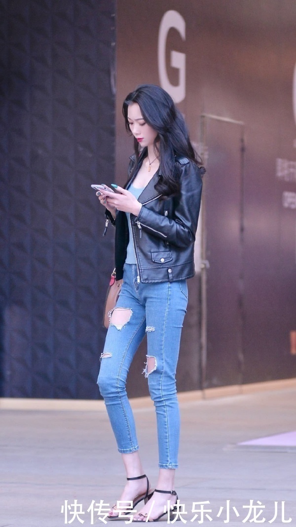 穿搭紧身T恤+紧身牛仔裤，配上樱桃小嘴，轻熟气质出街
