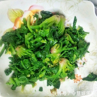 年味餐桌清新菜酸爽蒜香菠菜~