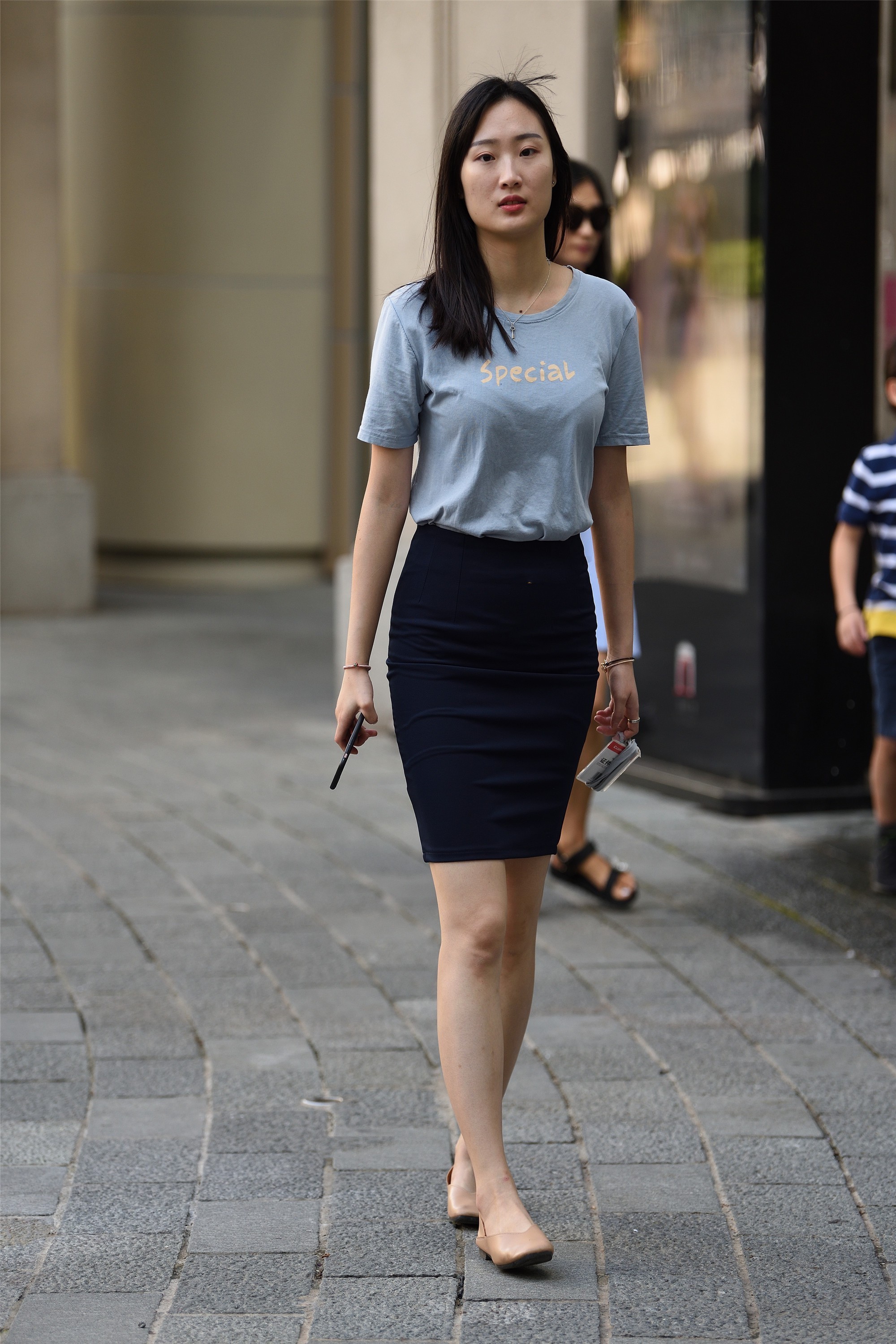 自然|蓝色字母短袖搭配黑色裙子, 优雅自然, 时尚感十足