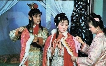 薛宝钗!红楼梦:王夫人用什么称呼刁难林黛玉?回头贾母就用在薛宝钗身上