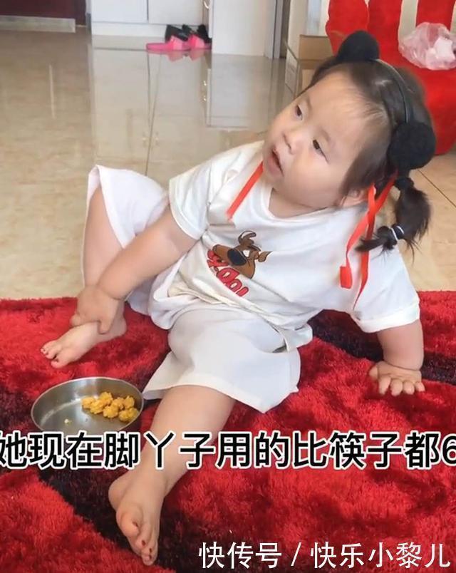 脚丫|爸爸当女儿面抠脚，女儿就此学会一项“绝技”，妈妈看后无法淡定