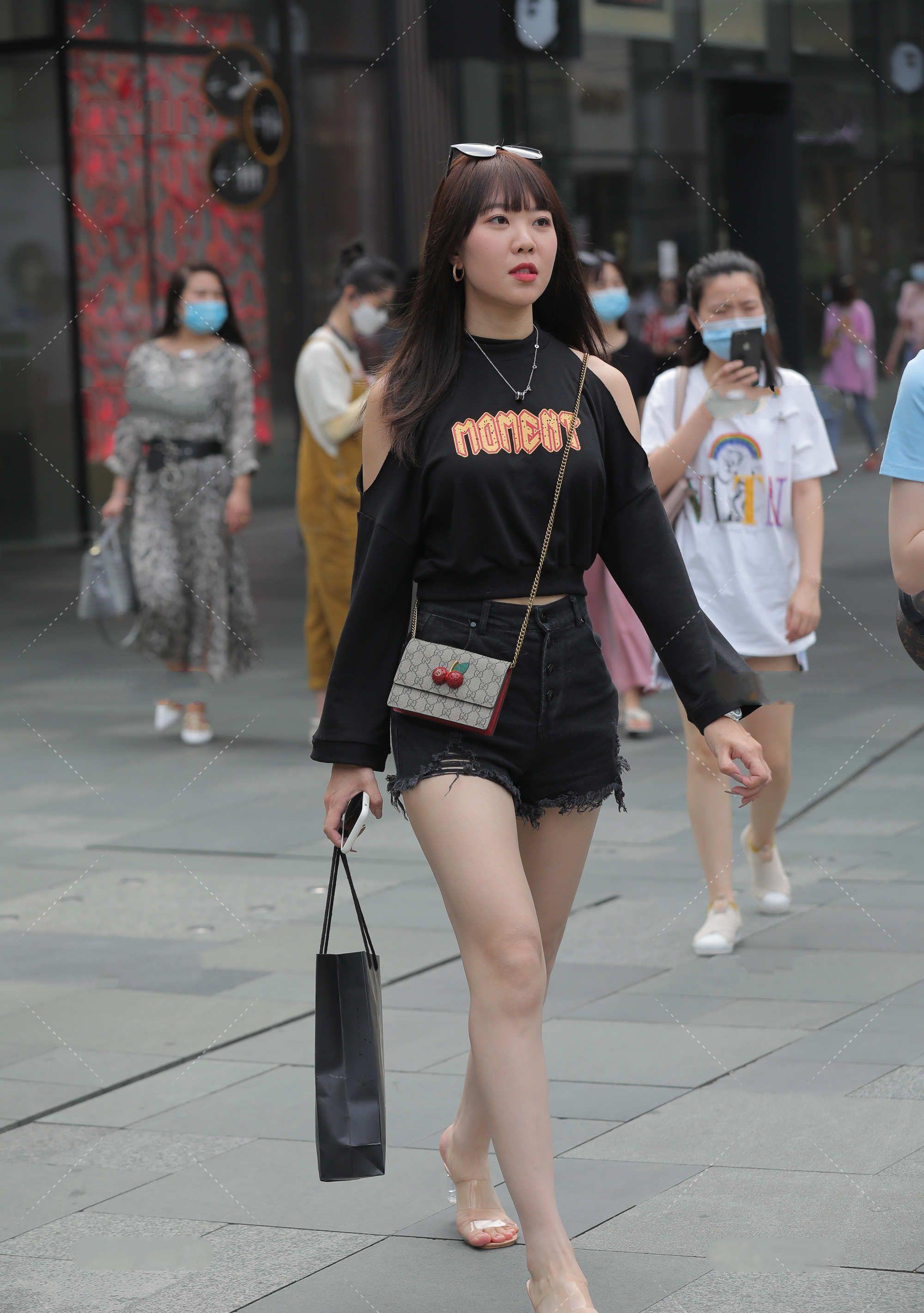 衣服|黑色镂空肩部设计，搭配短裤，毛边设计休闲随意