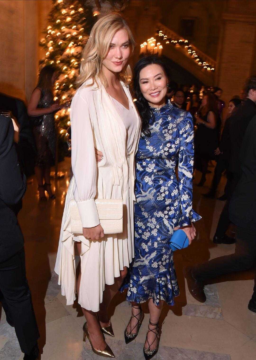 邓文迪真厉害!穿一件印花旗袍亮相,展现自己窈窕的身段,真吸睛