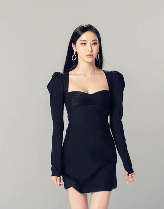 搭配 韩国“国宝级”女神李多熙 倾城容颜魔鬼身材 纯系穿搭高贵典雅