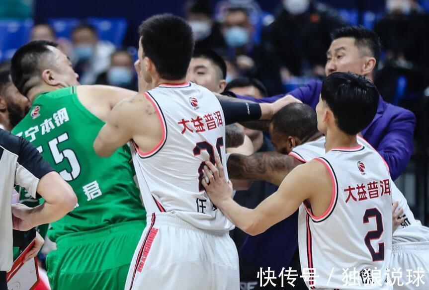 辽宁男篮|广东打球真有点猛?胡明轩一人干废2国手,大韩直接被打退役