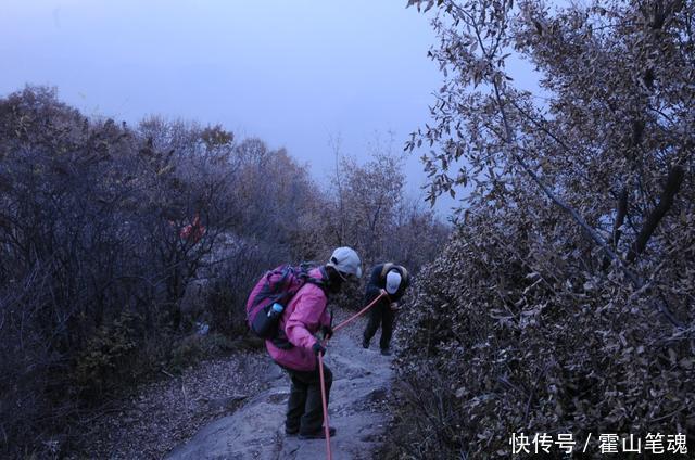 住在1700米高峰的秦岭终南山僧人，扛重物爬悬崖，喝水全靠下雨