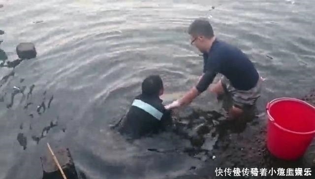 小张|男子在河里钓鱼, 下水被奇怪生物缠住脚, 起来后他大呼发财了