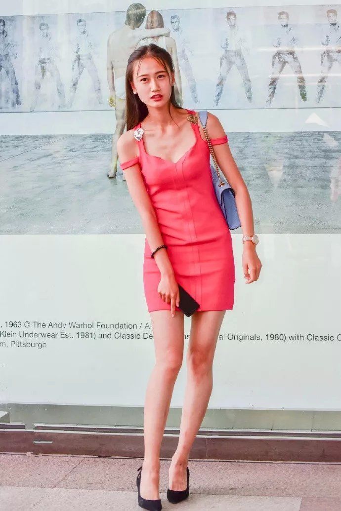 高跟鞋 一字领的上衣,宽松的袖摆结合胸前的印花,显得格外的浪漫