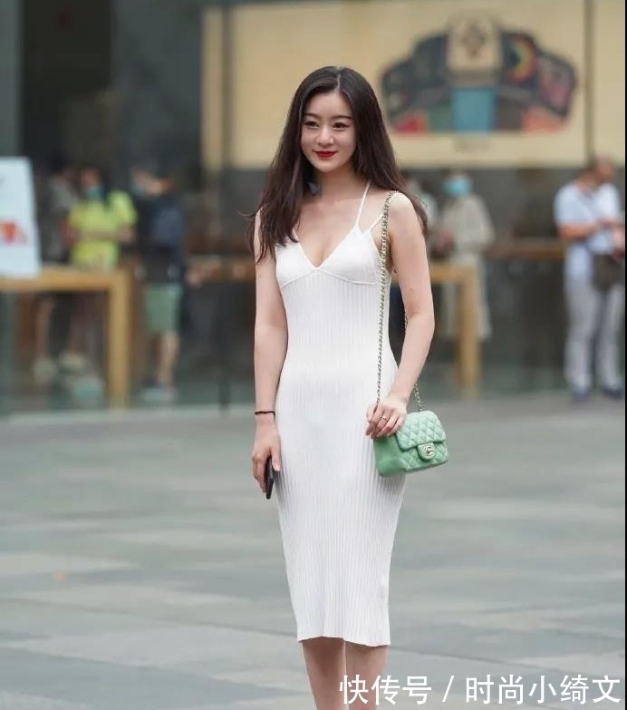 白色连衣裙 清新淡雅的白色连衣裙穿搭,优雅大方,尽显时尚知性魅力