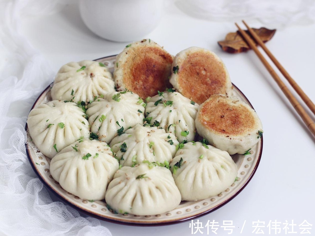 面饼|白菜猪肉水煎包,连吃一盘不过瘾,早餐不用出去吃了