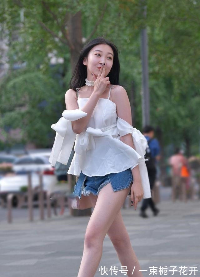 高跟鞋 紧绷束腰的打底裤,让着装造型远离廉价感,简约休闲