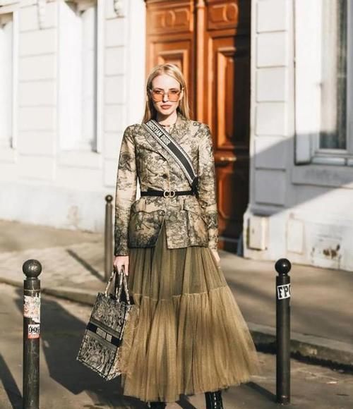 ?西装+裙子，风衣+裙子，今春这么穿也太好看了