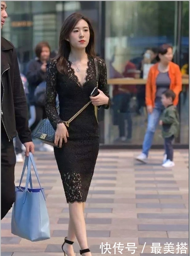 起舞|街拍:小姐姐身穿一件黑色吊带连衣裙,裙摆随风起舞