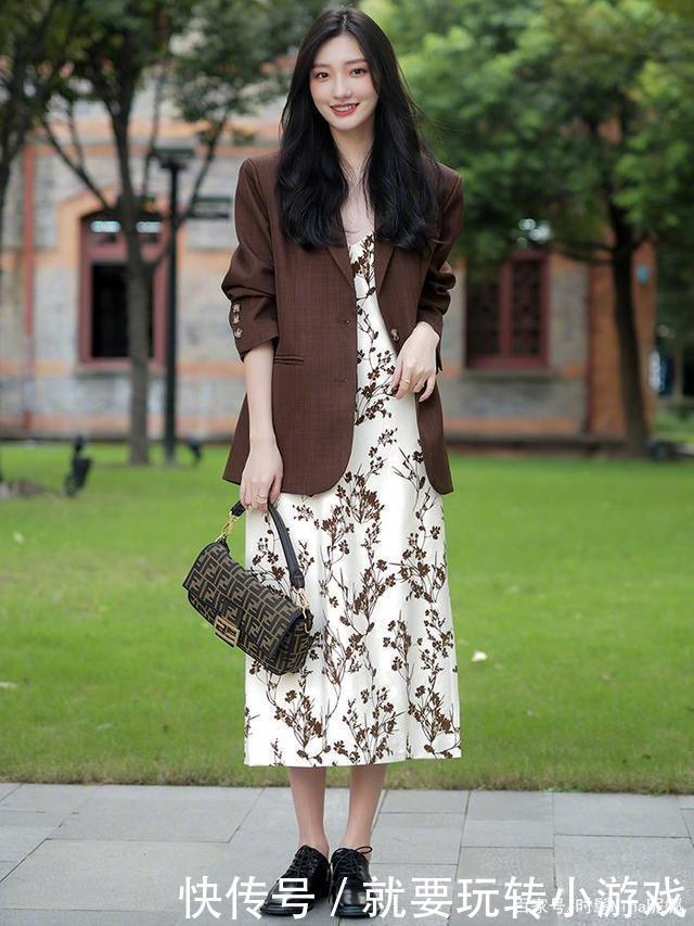 今年火了一种穿法，叫“西装+裙子”，洋气时髦又高级