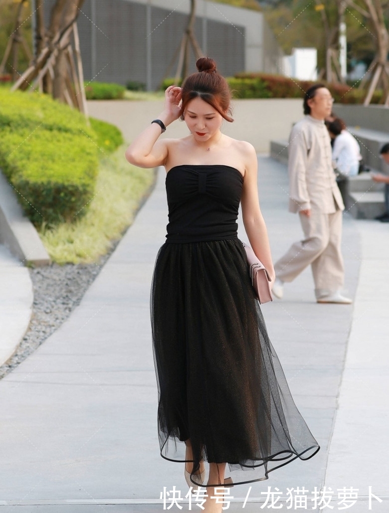 优雅|街拍:美女穿黑色纱裙,气质优雅迷人,回头率特别高