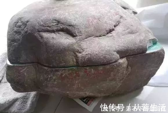 五位数@奇闻:半月没人问的原石,富二代顺手拿下,切开全场不淡定