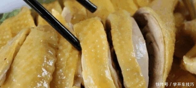 白切鸡怎么烹饪才不老，焯水是关键，但这一步也十分重要