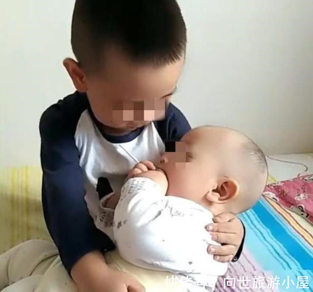 买菜|妈妈去买菜,5岁哥哥主动要照顾妹妹,回家后却发现哥哥嚎啕大哭