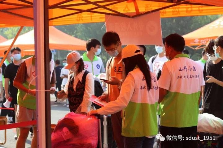 志愿者|山东科技大学迎来新生!志愿者前来接站,萌新一下车就能感受温暖