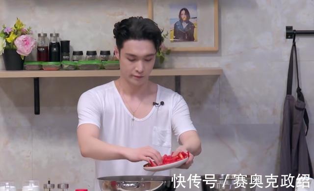 辣椒炒肉|张艺兴的辣椒炒肉把王一博刘宪华都呛哭了,全屋没一个能幸免!