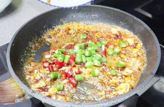 豆腐里打两个鸡蛋,没想到这么好吃,外焦里嫩,比红烧肉还香