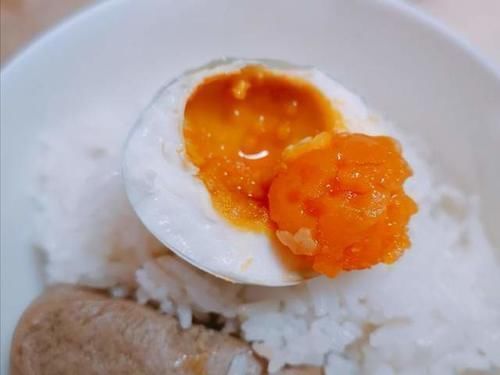 腌鸡蛋|农村这样腌鸡蛋,不用盐水不裹泥,25天个个流油起沙,咸鲜甘香