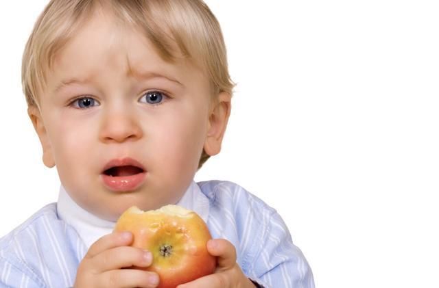 甜食|7岁男孩长了“双排牙”,需要一颗一颗拔掉,奶奶自责不已