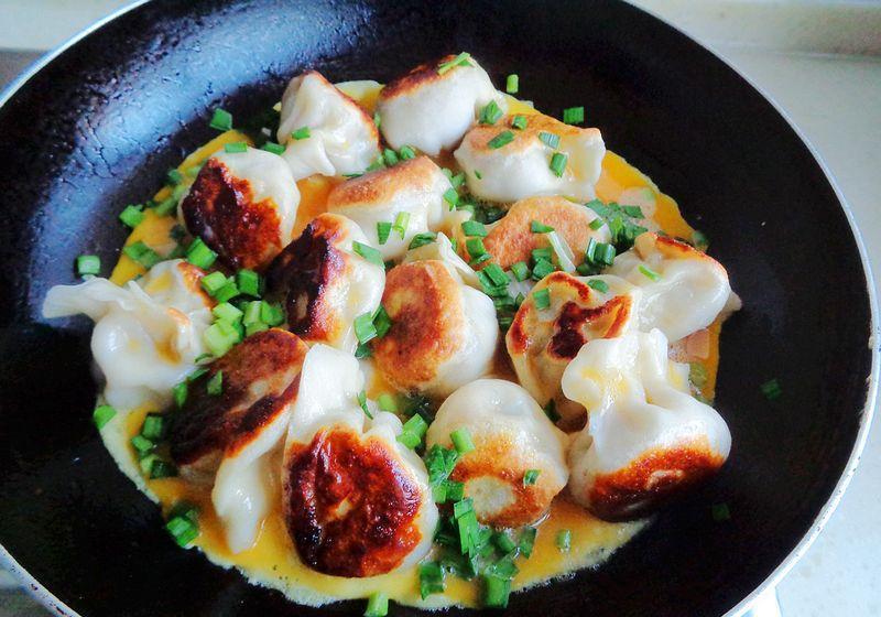 我家冬天早餐，鸡蛋煎饺配豆浆，十几分钟搞定，好吃又暖和