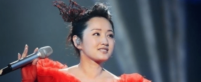 珠宝@美人配美玉,甜美可人的杨钰莹戴上翡翠手镯,更是清新脱俗!