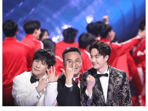 芒果台跨年拥抱最重要的人,何炅穿越人海拥抱她,龚丽娜太尴尬