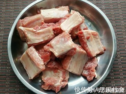 浸泡|清炖排骨,最忌只焯水,做好“1泡2洗3焯”,干净无腥,鲜香味美
