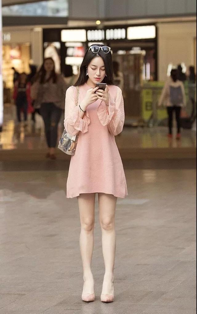 街拍：身材高挑的小美女，灵动秀气，犹如可爱的小天使一样美丽