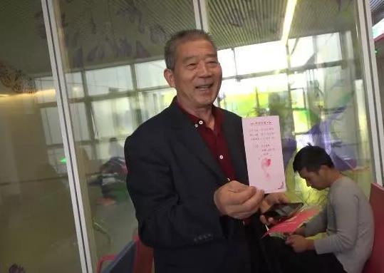 满月|67岁奶奶三胎满月,18岁孙女来看望,看到姑姑后,孙女开始了抱怨