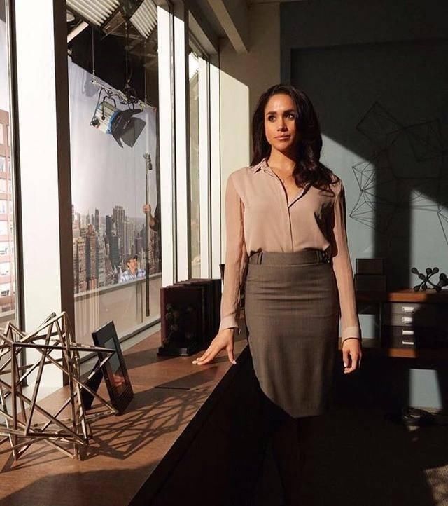 俘获王子秘籍大公开？揭秘梅根衬衫时尚是如何让哈里王子一见钟情